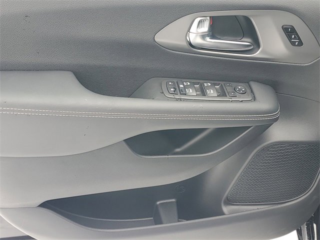 New 2026 Chrysler Pacifica Select image 15