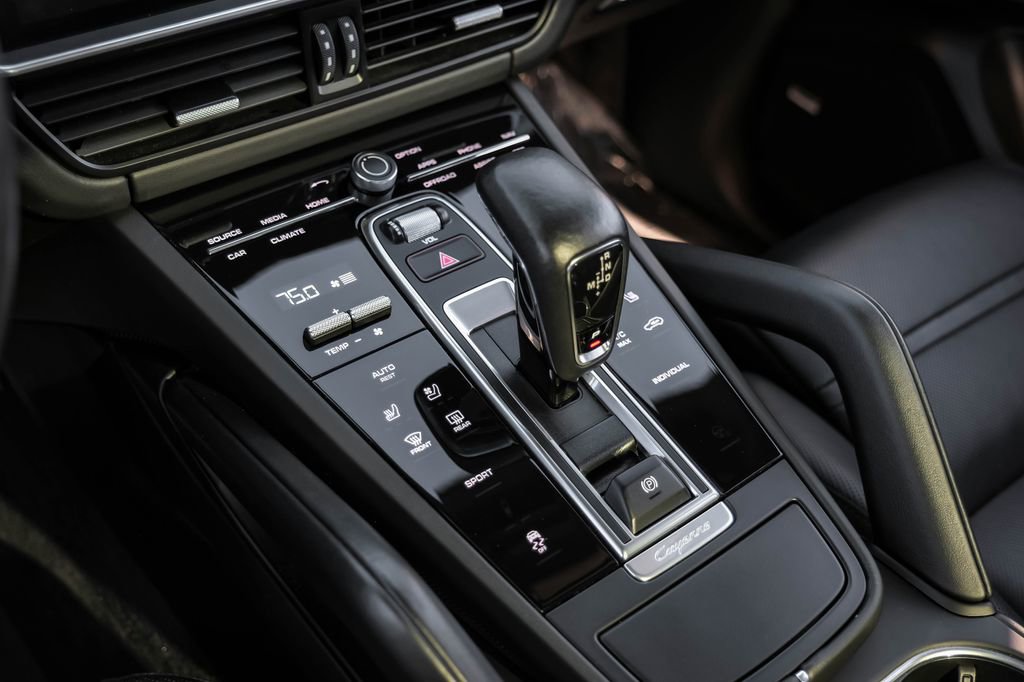 Used 2022 Porsche Cayenne AWD/4WD image 24
