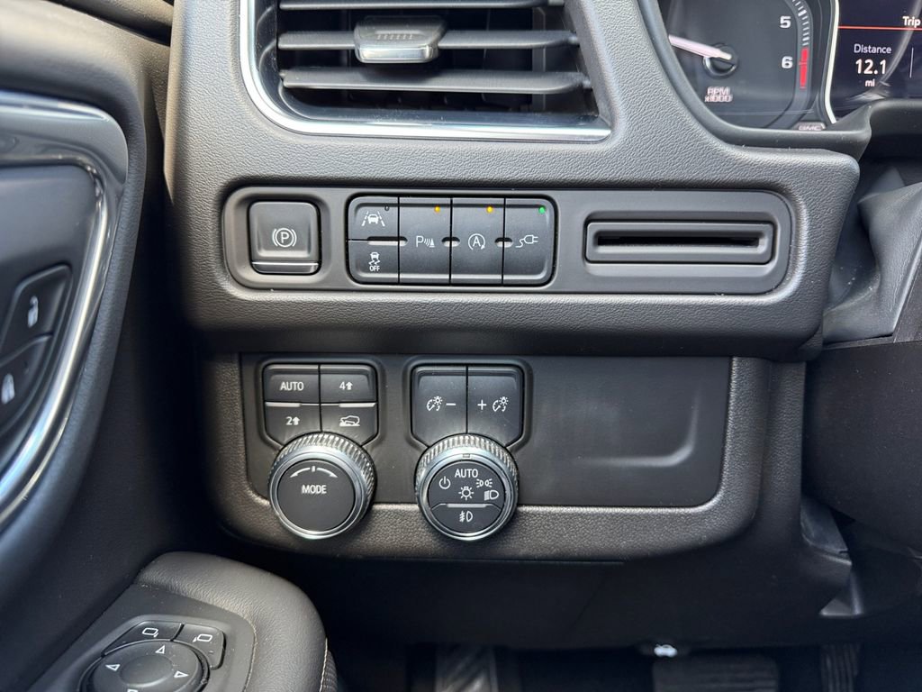 Used 2021 GMC Yukon XL SLT w/ Rear Media and Nav Package image 5