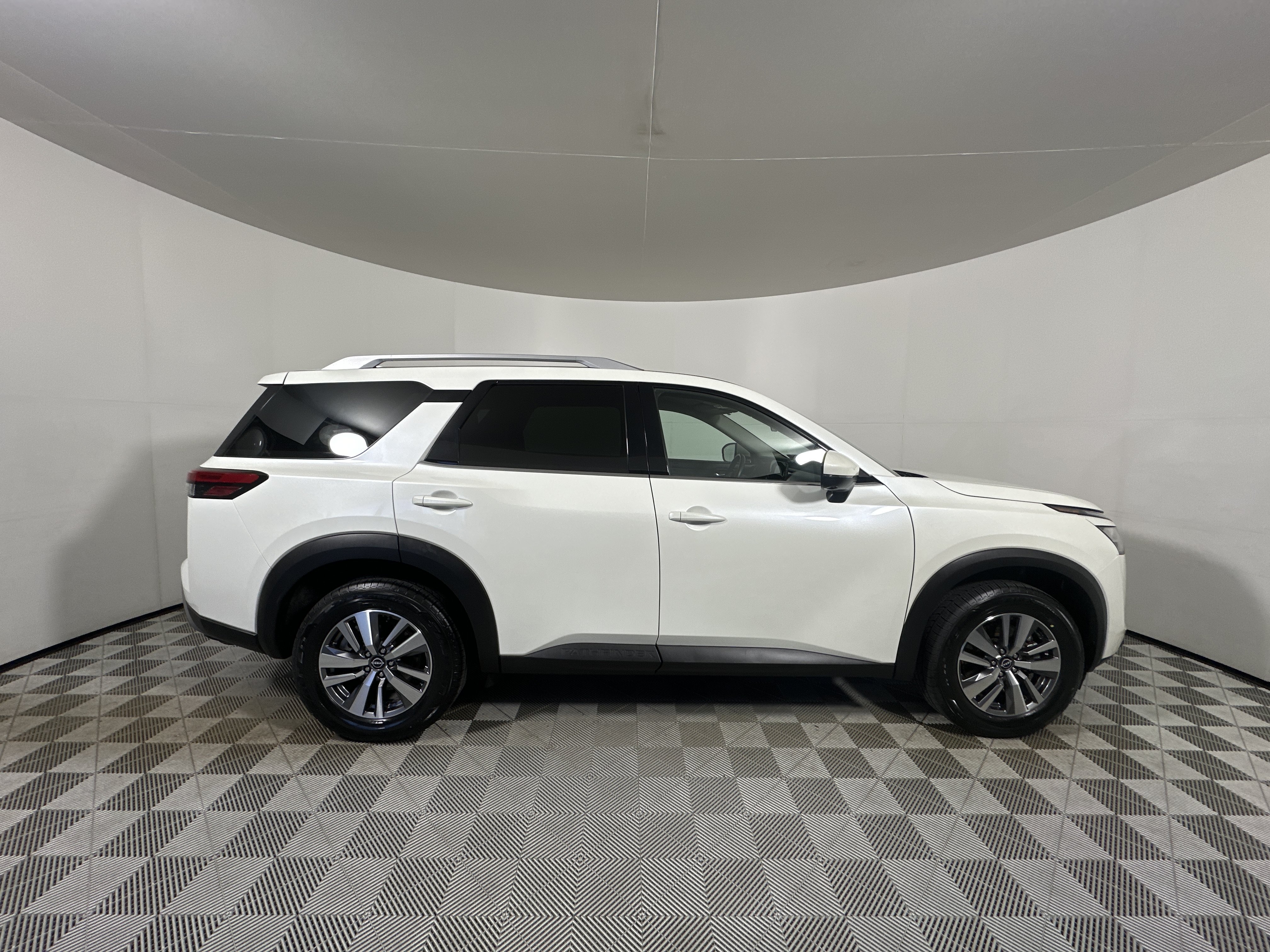 Used 2023 Nissan Pathfinder SL AWD/4WD image 8