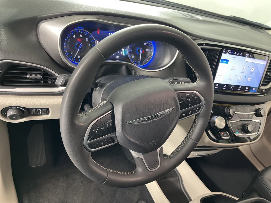 Used 2024 Chrysler Pacifica Touring-L image 29