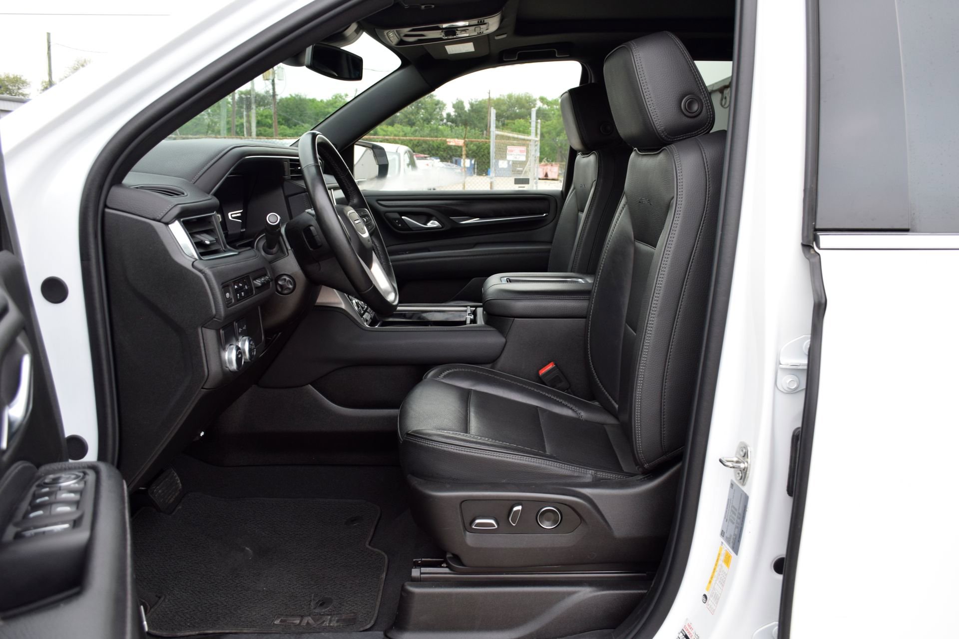 Used 2024 GMC Yukon XL Denali RWD image 18