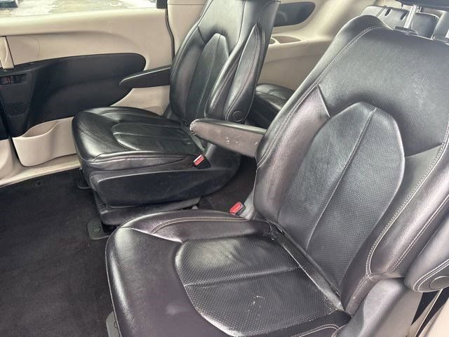 Used 2022 Chrysler Pacifica Touring-L w/ Uconnect Theater Family Group image 32