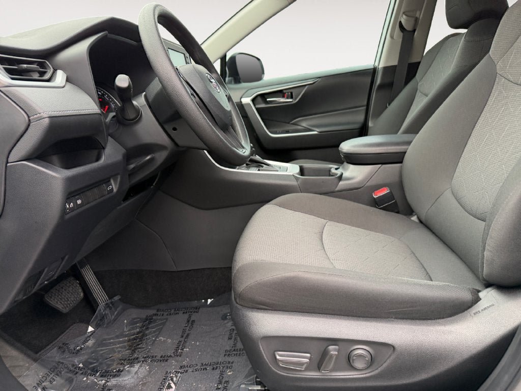 Used 2022 Toyota RAV4 XLE w/ Convenience Package FWD image 6