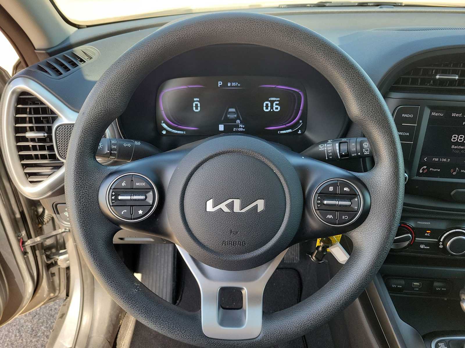 Used 2025 Kia Soul LX w/ LX Technology Package FWD image 19