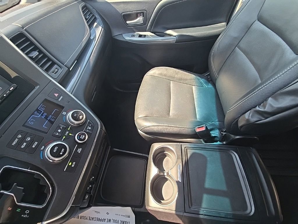 Used 2016 Toyota Sienna SE image 22