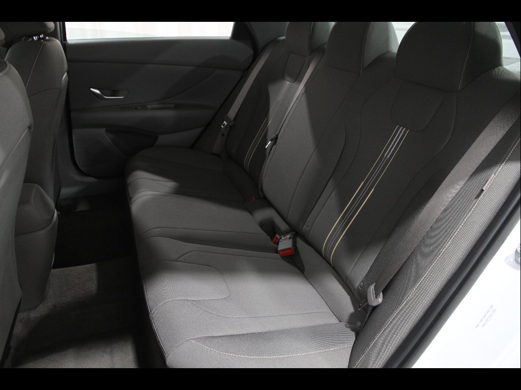 Certified 2025 Hyundai Elantra Sport image 17