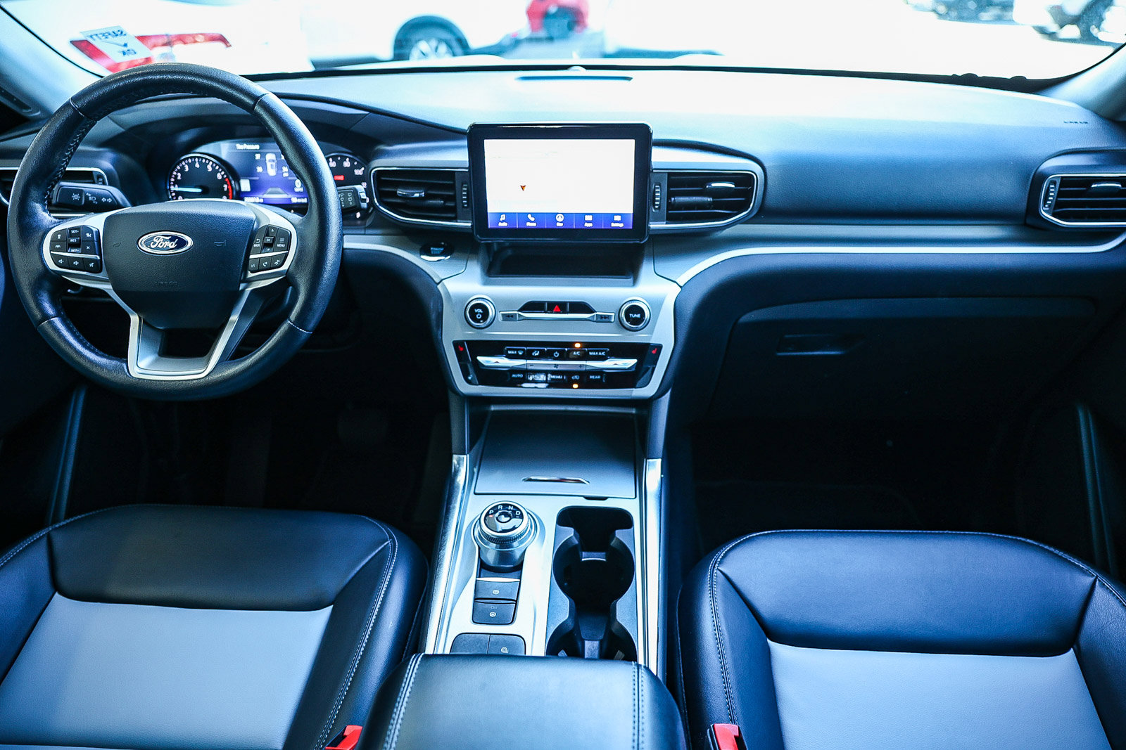 Used 2022 Ford Explorer XLT w/ Equipment Group 202A image 3