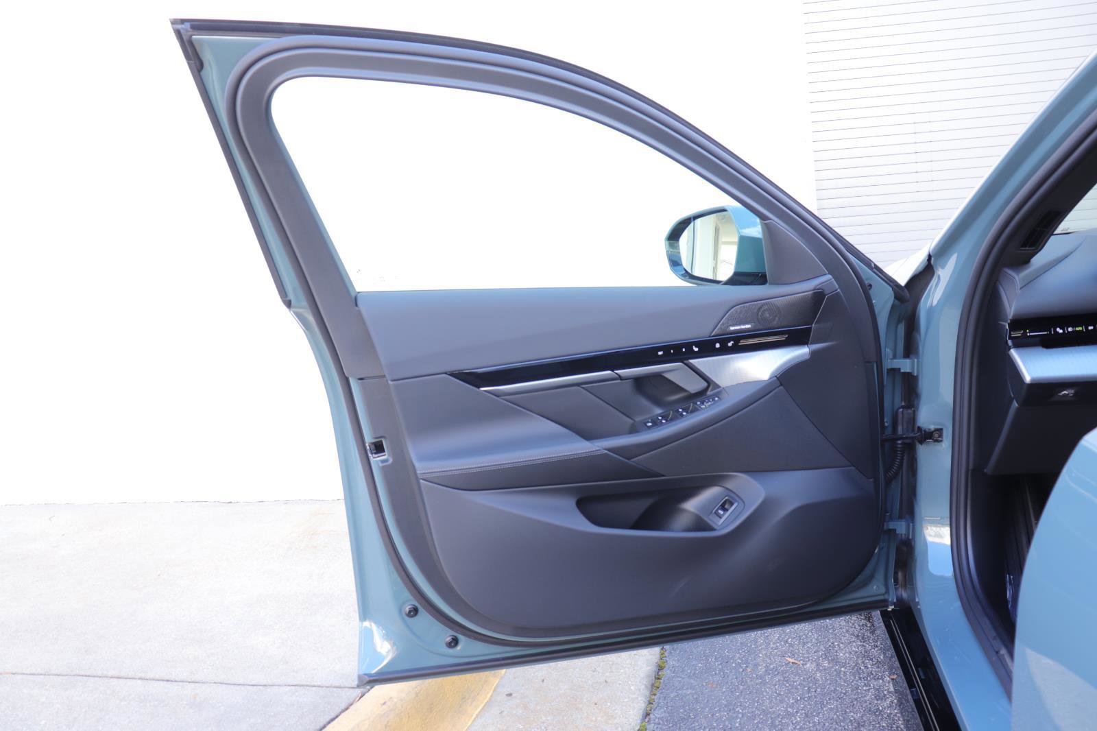 Used 2025 BMW 530i 530i w/ M Sport Package image 11