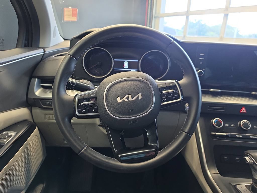 Certified 2022 Kia Carnival LX FWD image 21