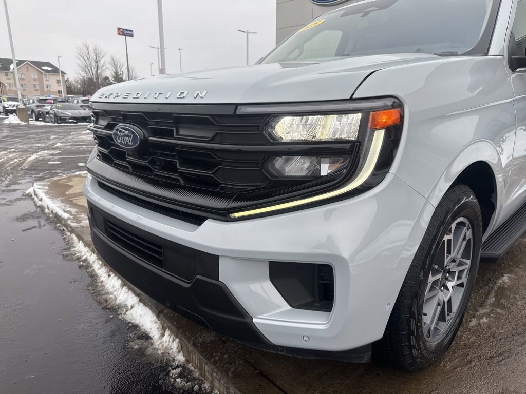 Used 2025 Ford Expedition Active image 9