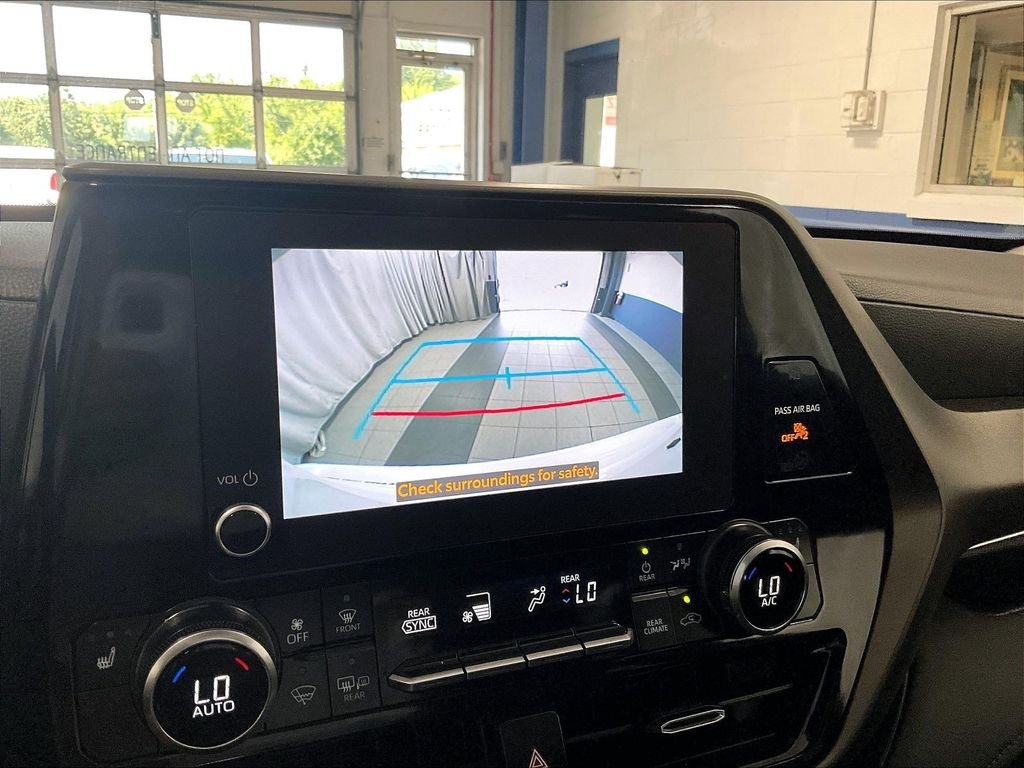 Used 2023 Toyota Highlander XLE AWD/4WD image 19
