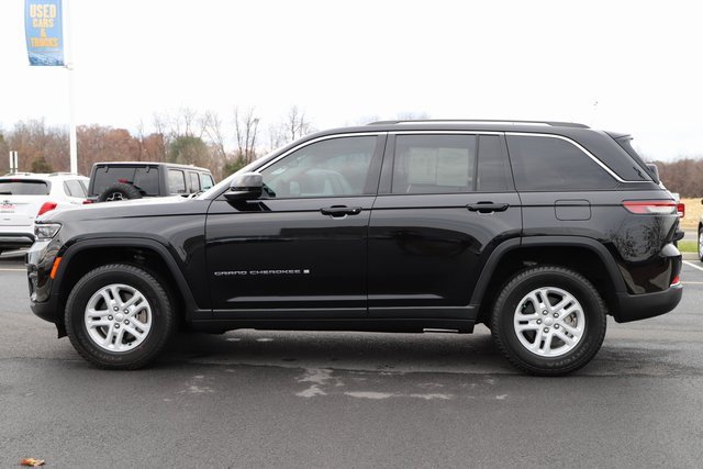 Used 2023 Jeep Grand Cherokee Laredo image 3