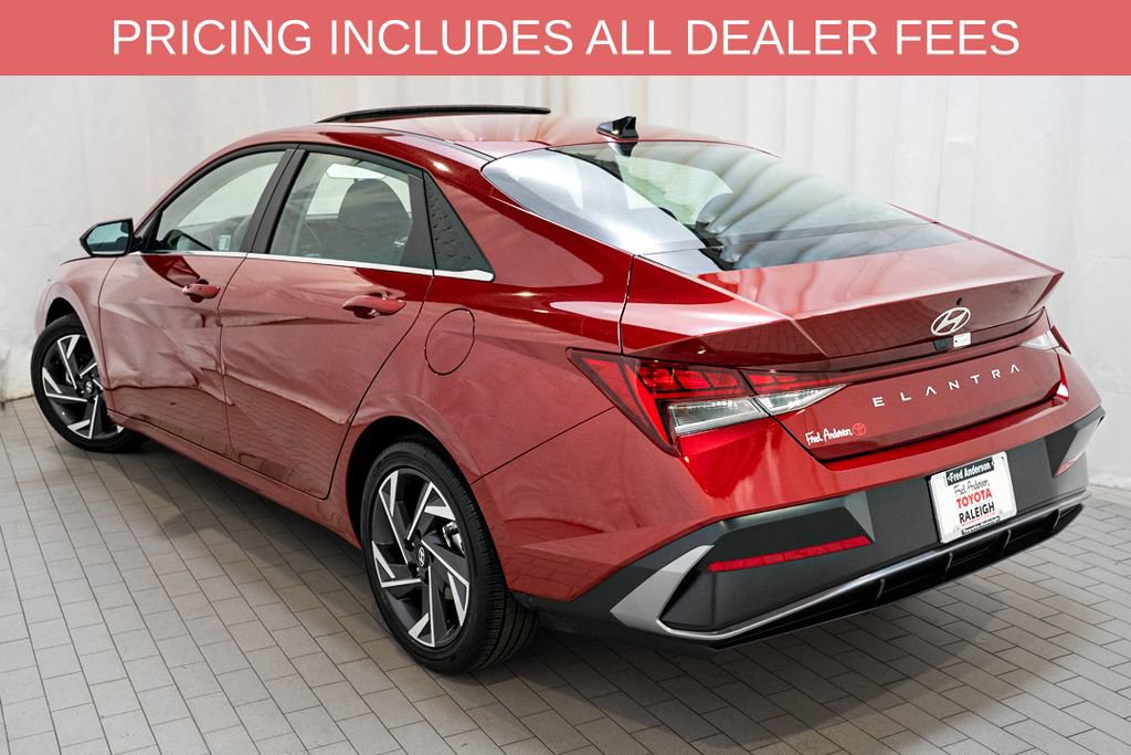 Used 2025 Hyundai Elantra SEL FWD image 3
