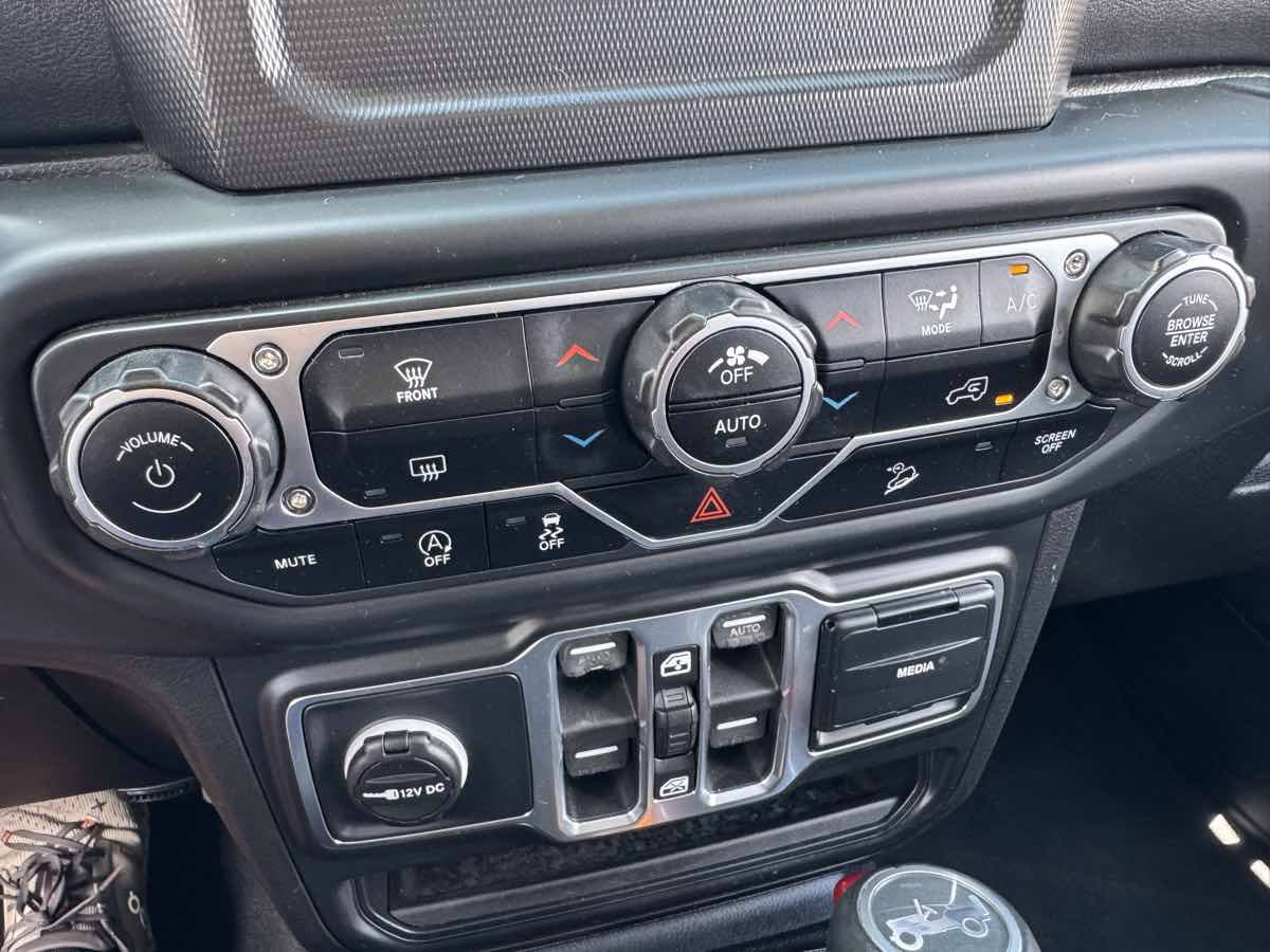 Used 2018 Jeep Wrangler Unlimited Sahara w/ LED Lighting Group AWD/4WD image 29