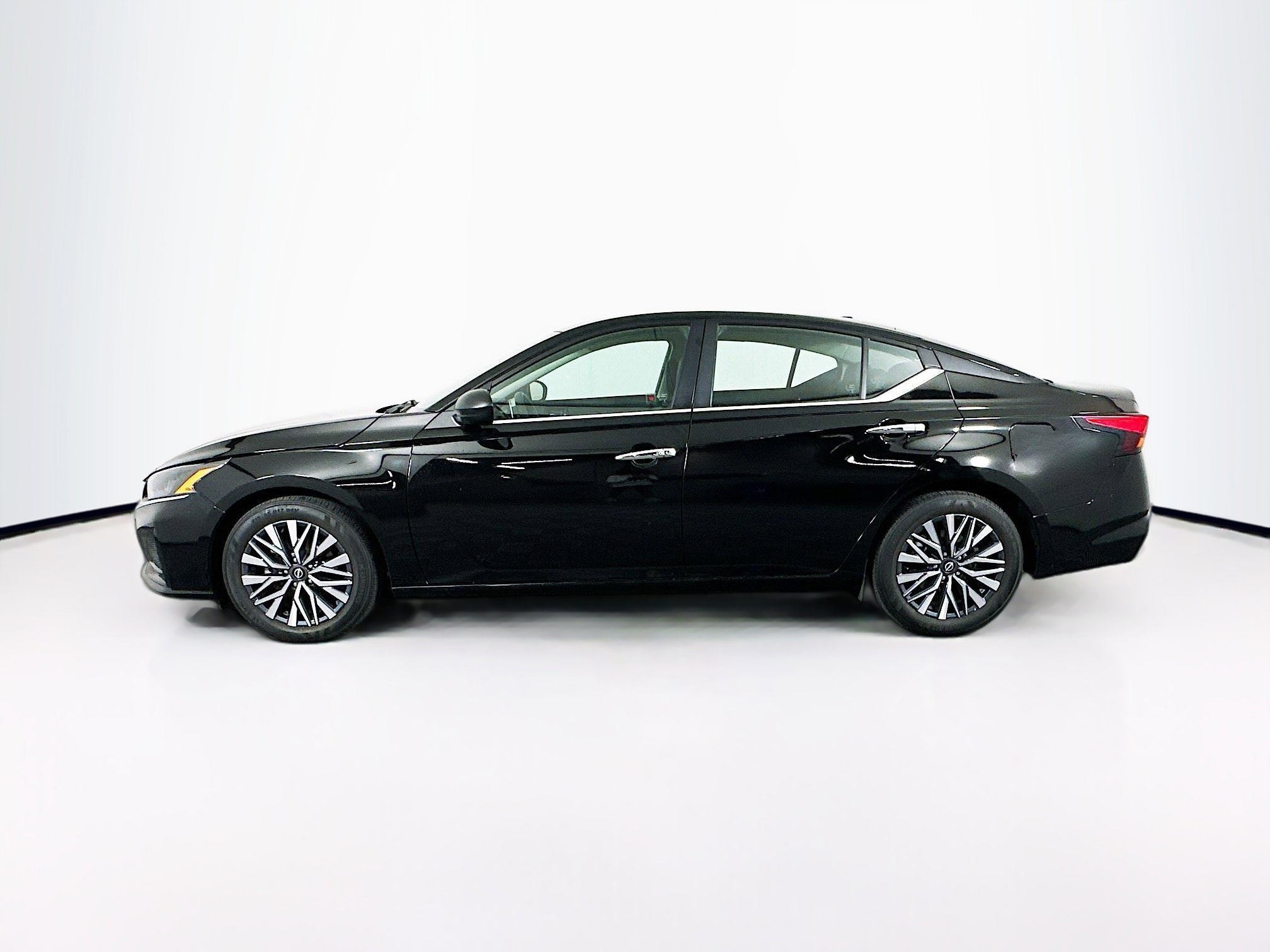Used 2025 Nissan Altima 2.5 SV FWD image 4
