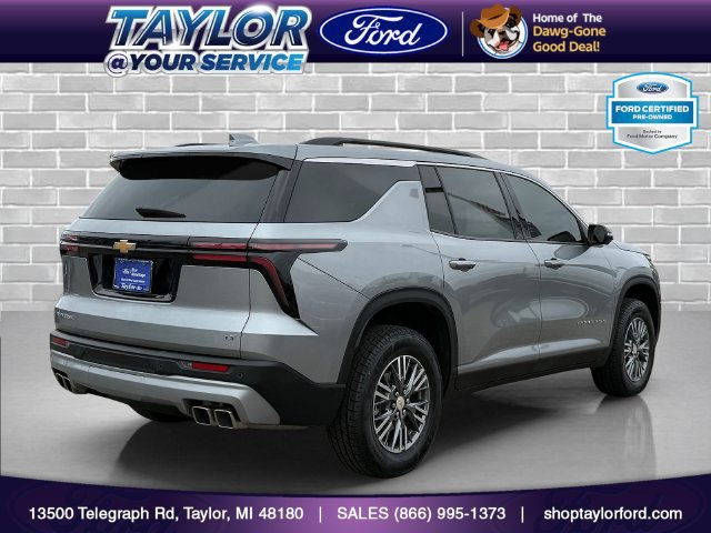 Used 2024 Chevrolet Traverse LT FWD image 3