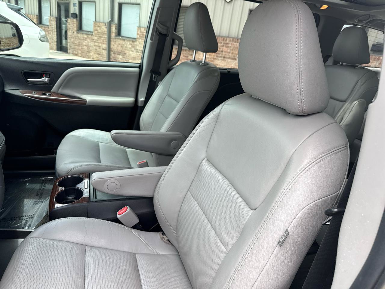 Used 2016 Toyota Sienna Limited Premium FWD image 32