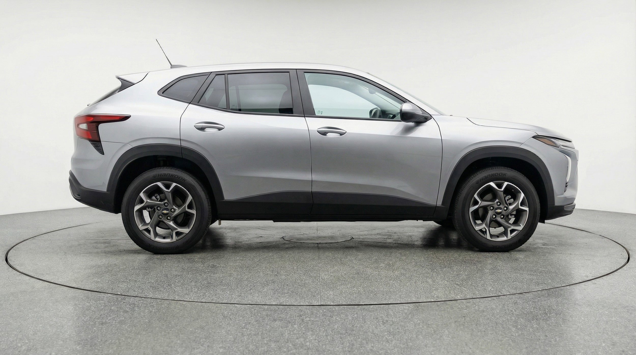 Used 2025 Chevrolet Trax LT FWD image 8
