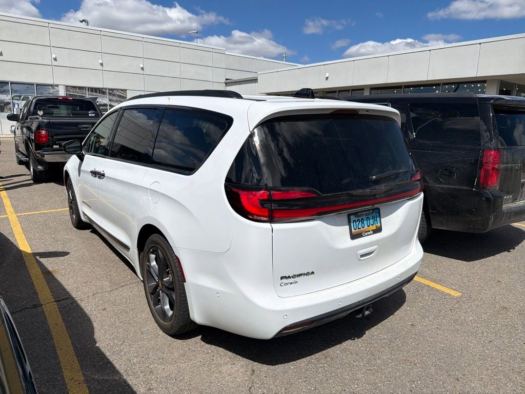 Used 2024 Chrysler Pacifica Touring-L w/ Road Tripper Package FWD image 3