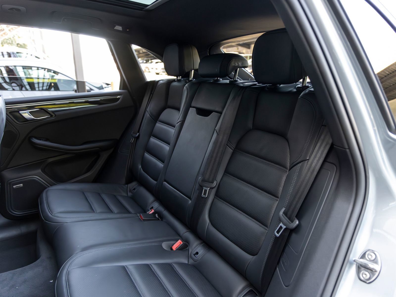 Certified 2025 Porsche Macan AWD/4WD image 45