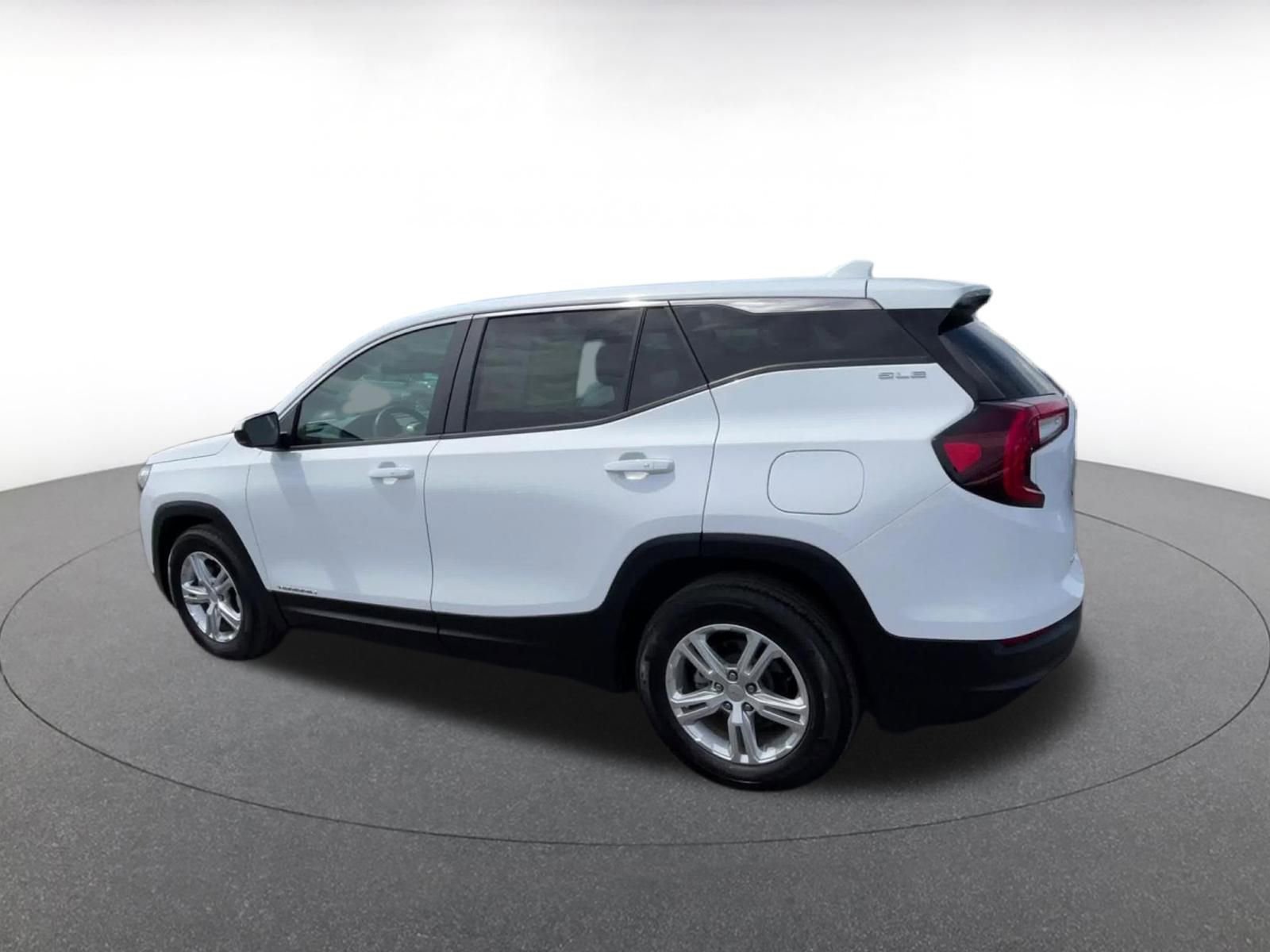 Used 2024 GMC Terrain SLE FWD image 10