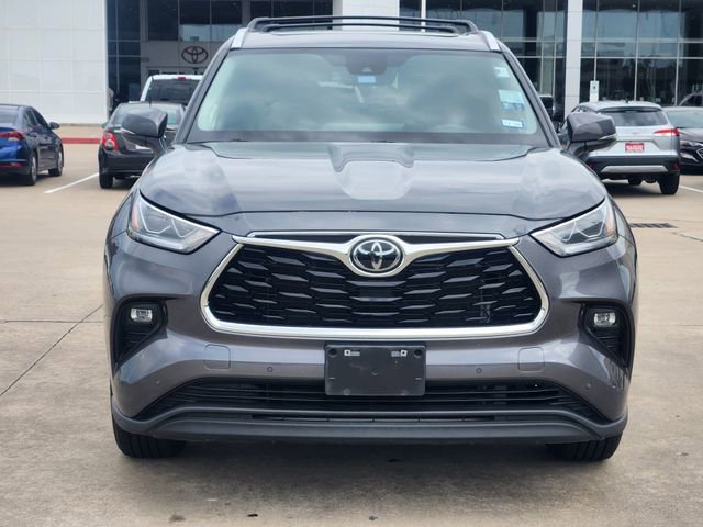 Used 2023 Toyota Highlander Limited FWD image 2