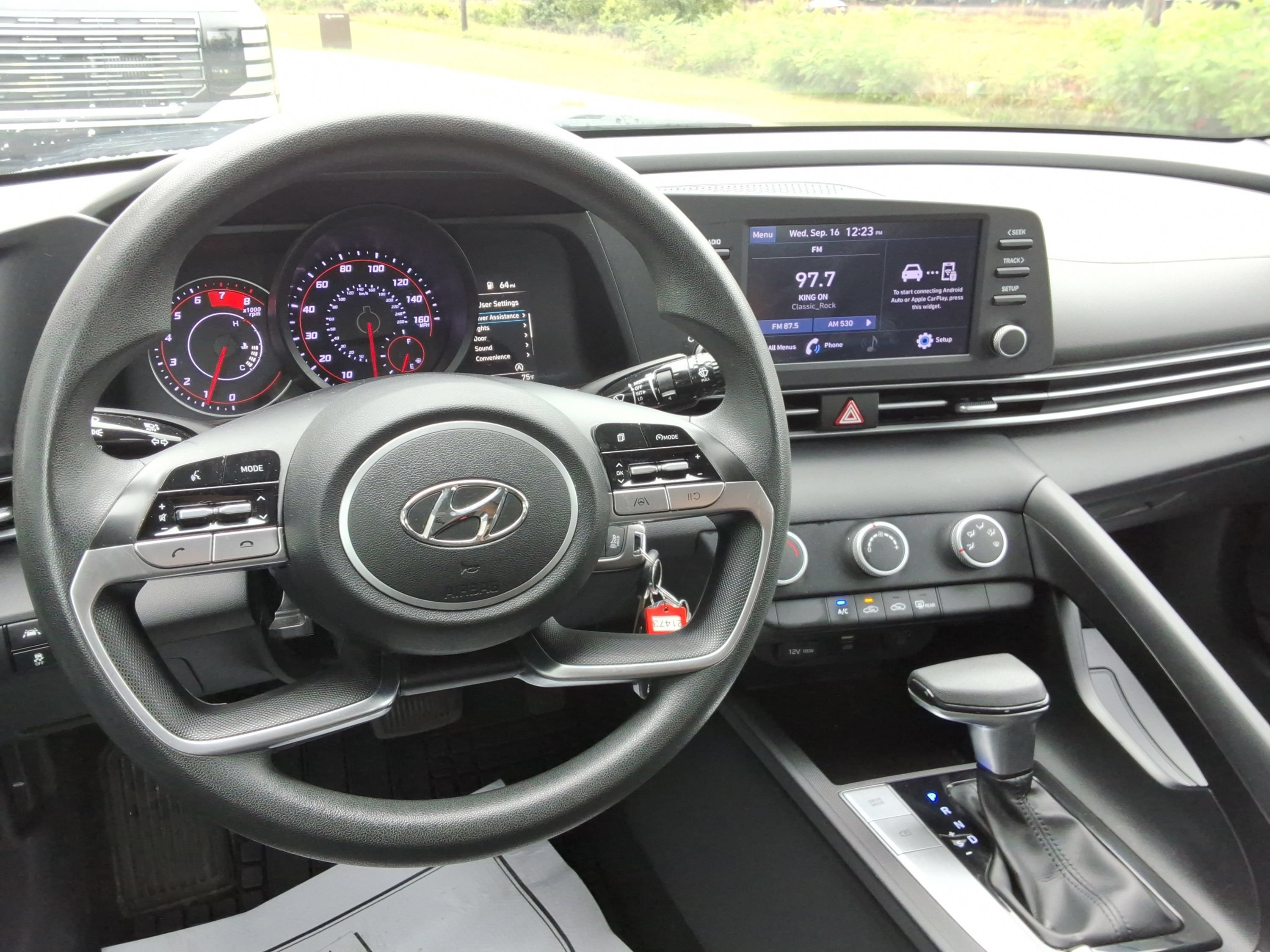 Used 2021 Hyundai Elantra SE FWD image 12