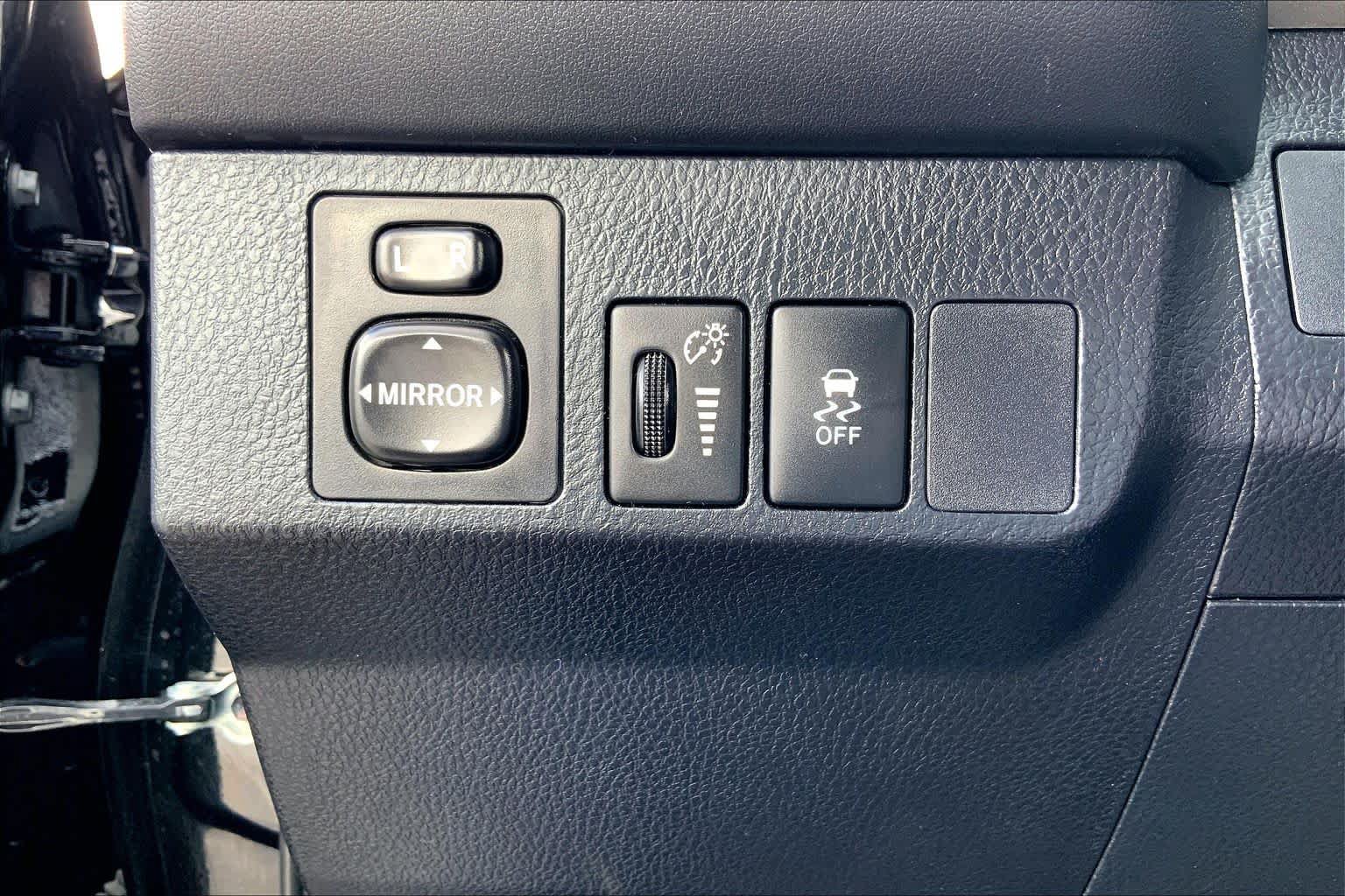Used 2014 Toyota RAV4 LE FWD image 33