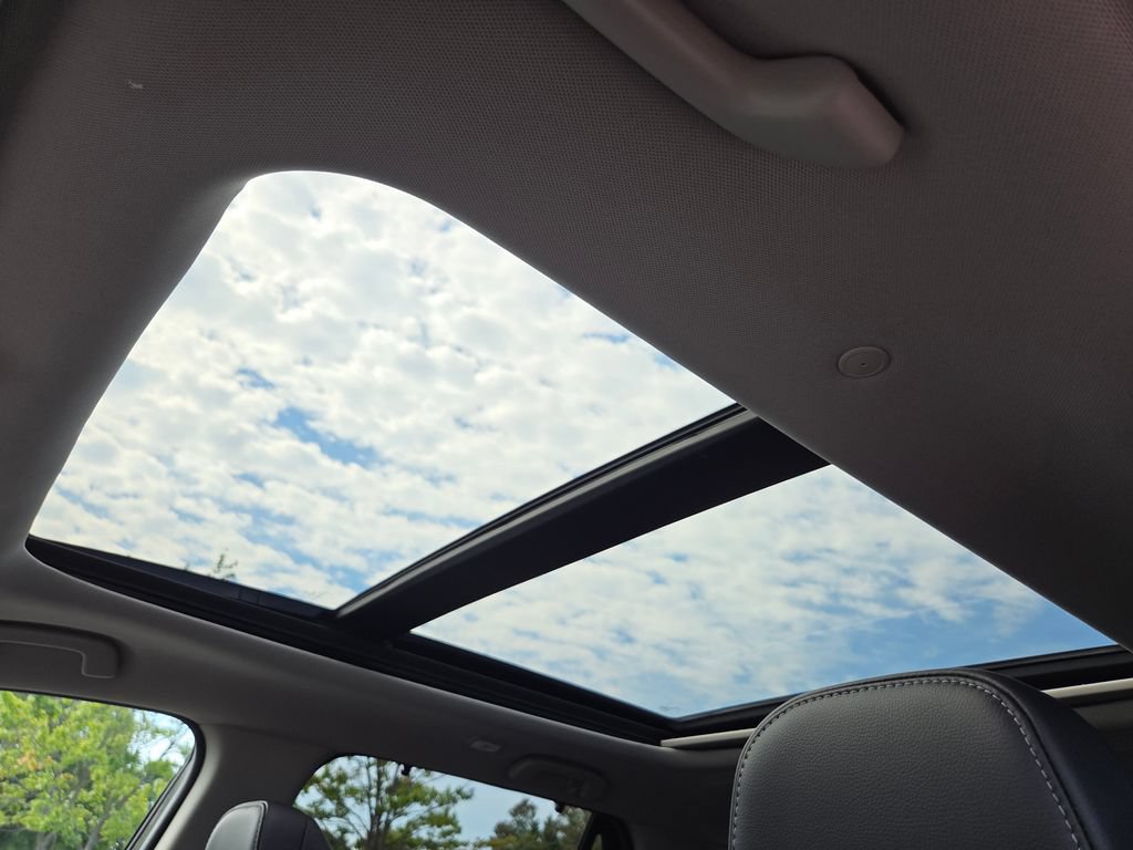 Certified 2025 Honda Pilot Touring image 4