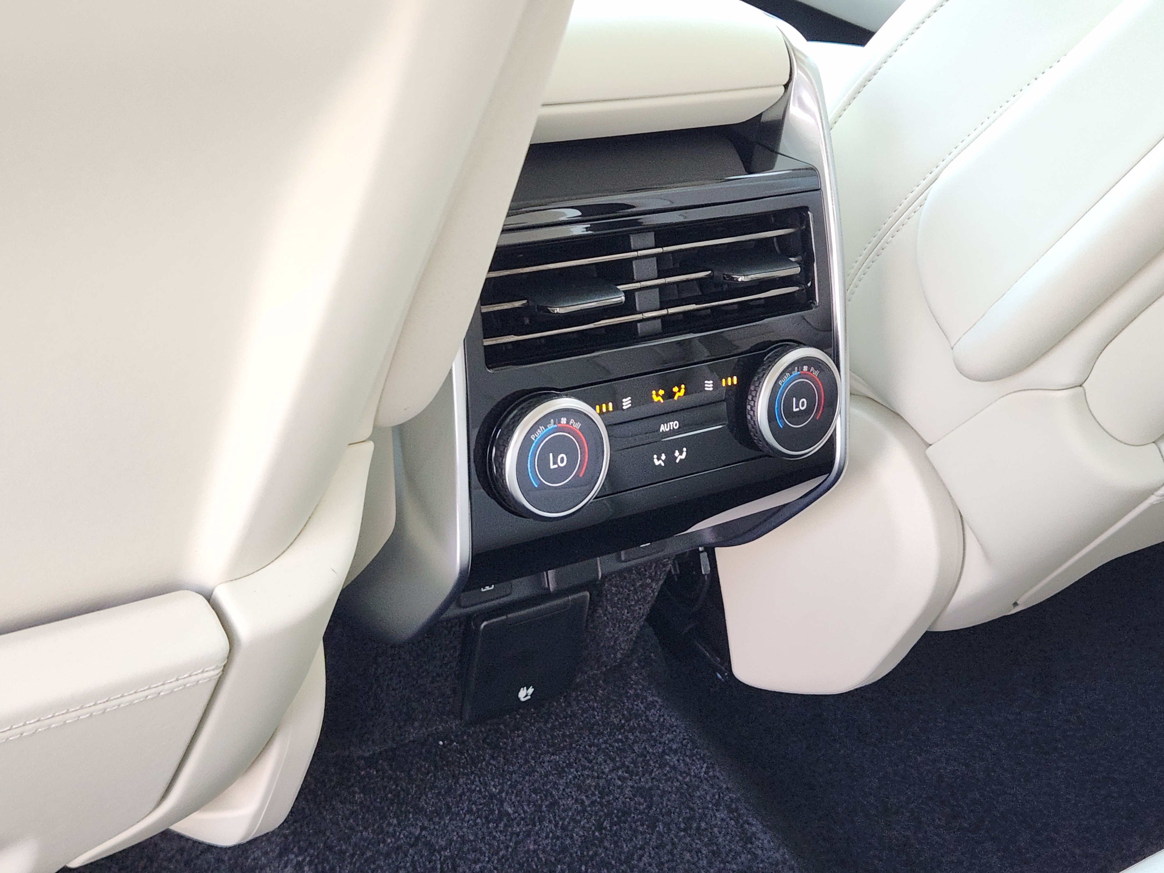 Certified 2026 Land Rover Range Rover SE AWD/4WD image 26