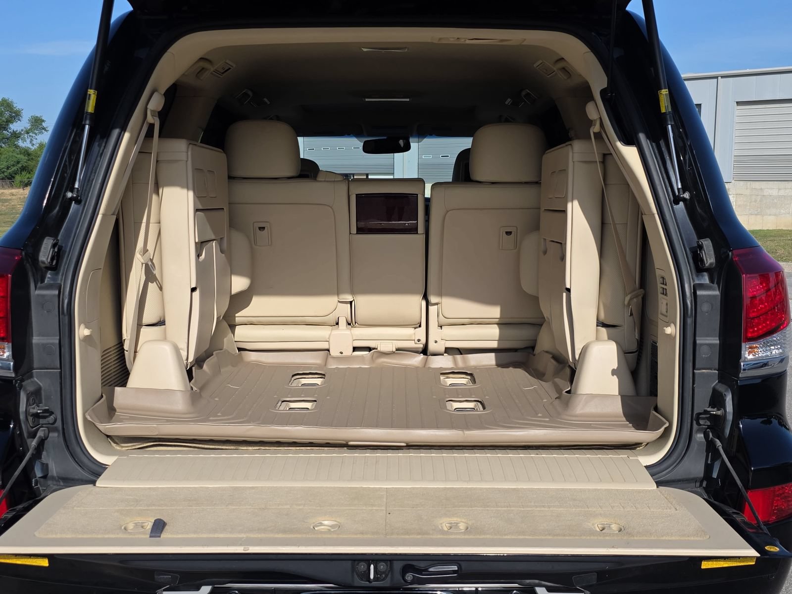 Used 2015 Lexus LX 570 4WD w/ Luxury Package image 31