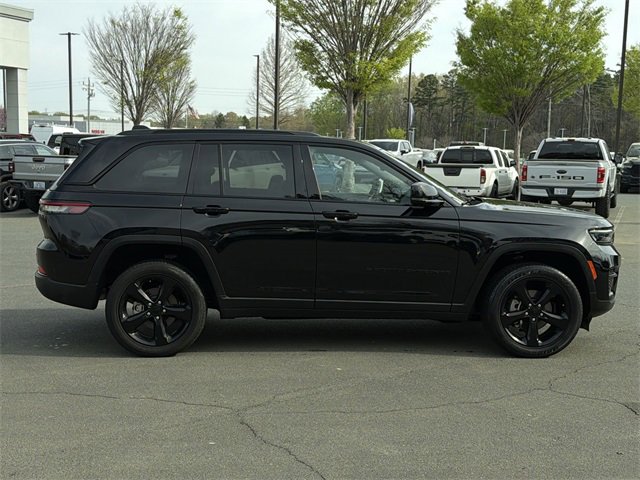 Used 2023 Jeep Grand Cherokee Altitude image 13