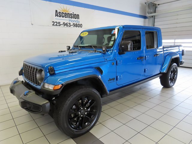 Used 2025 Jeep Gladiator Sport image 2