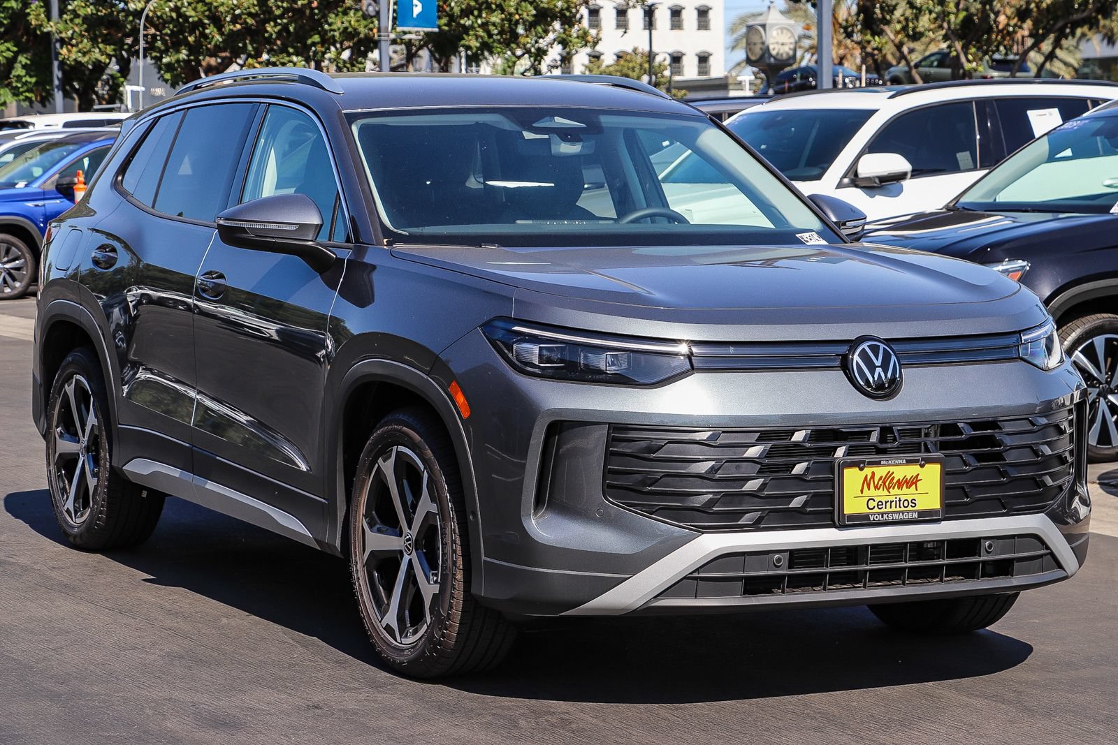 New 2026 Volkswagen Tiguan SE FWD image 3