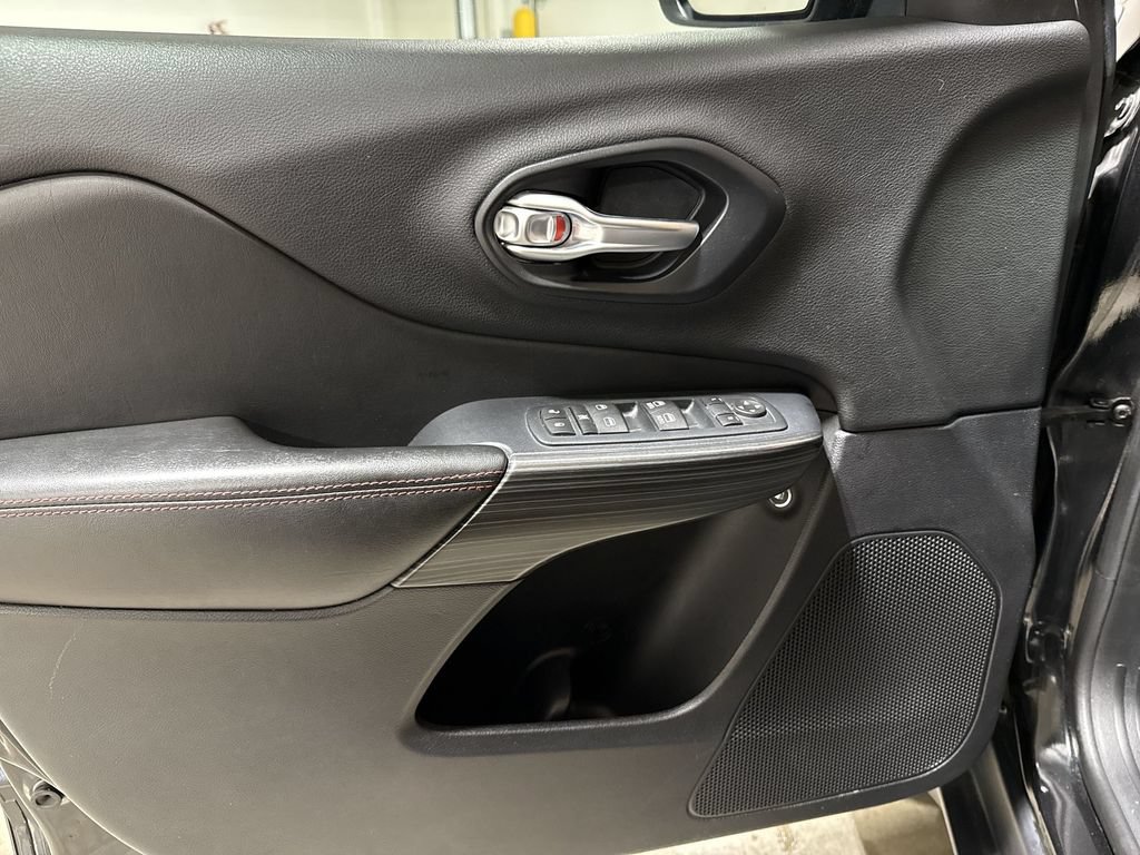 Used 2016 Jeep Cherokee Trailhawk AWD/4WD image 21