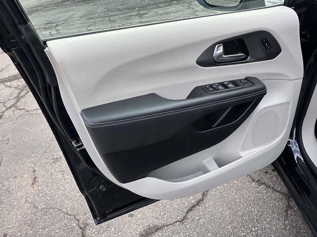 Used 2023 Chrysler Pacifica Touring-L image 16