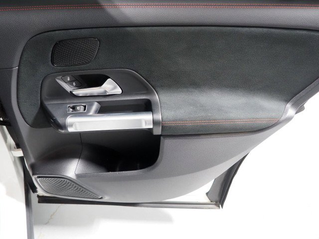 Used 2022 Mercedes-Benz EQB 300 4MATIC image 57