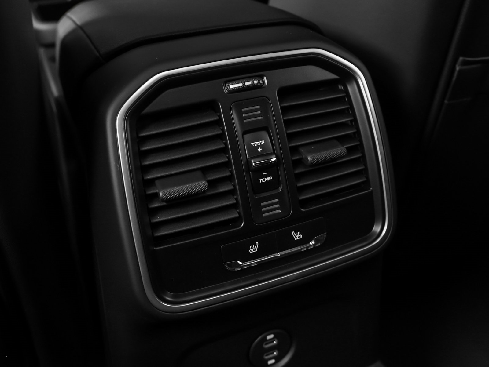 Certified 2025 Porsche Macan image 36