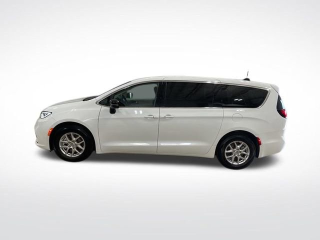 Used 2024 Chrysler Pacifica Touring-L image 2