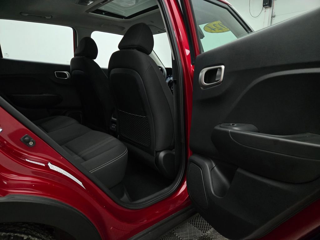 Used 2024 Hyundai Venue SEL image 33