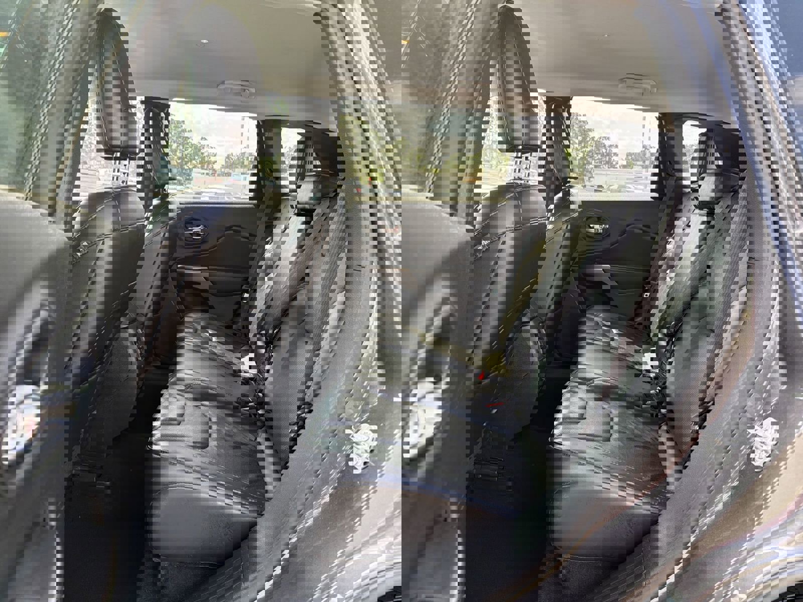 Used 2020 Jeep Cherokee Limited image 30