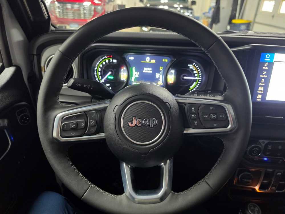 Used 2025 Jeep Wrangler Unlimited Sahara AWD/4WD image 17