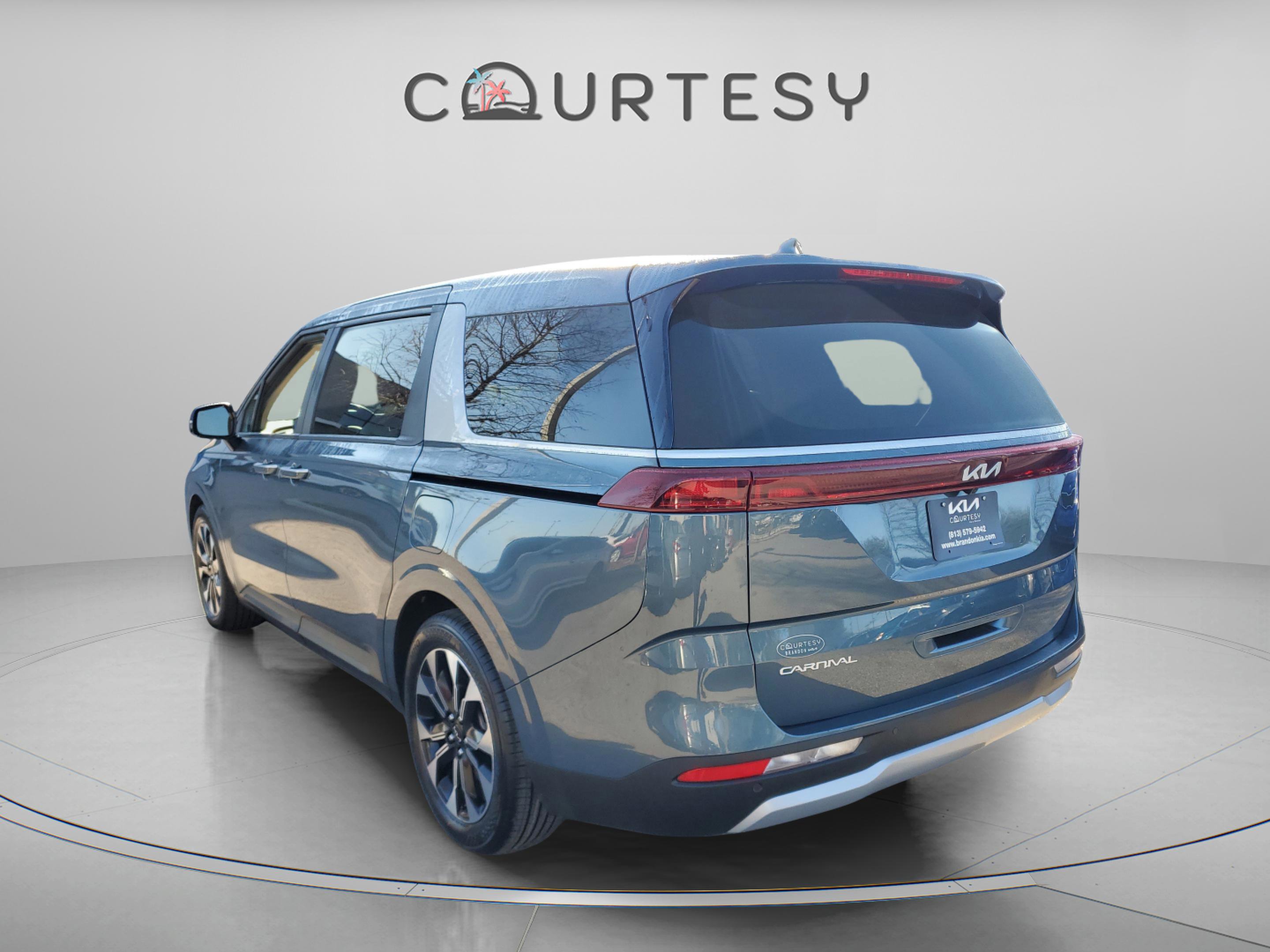 Certified 2023 Kia Carnival EX image 3