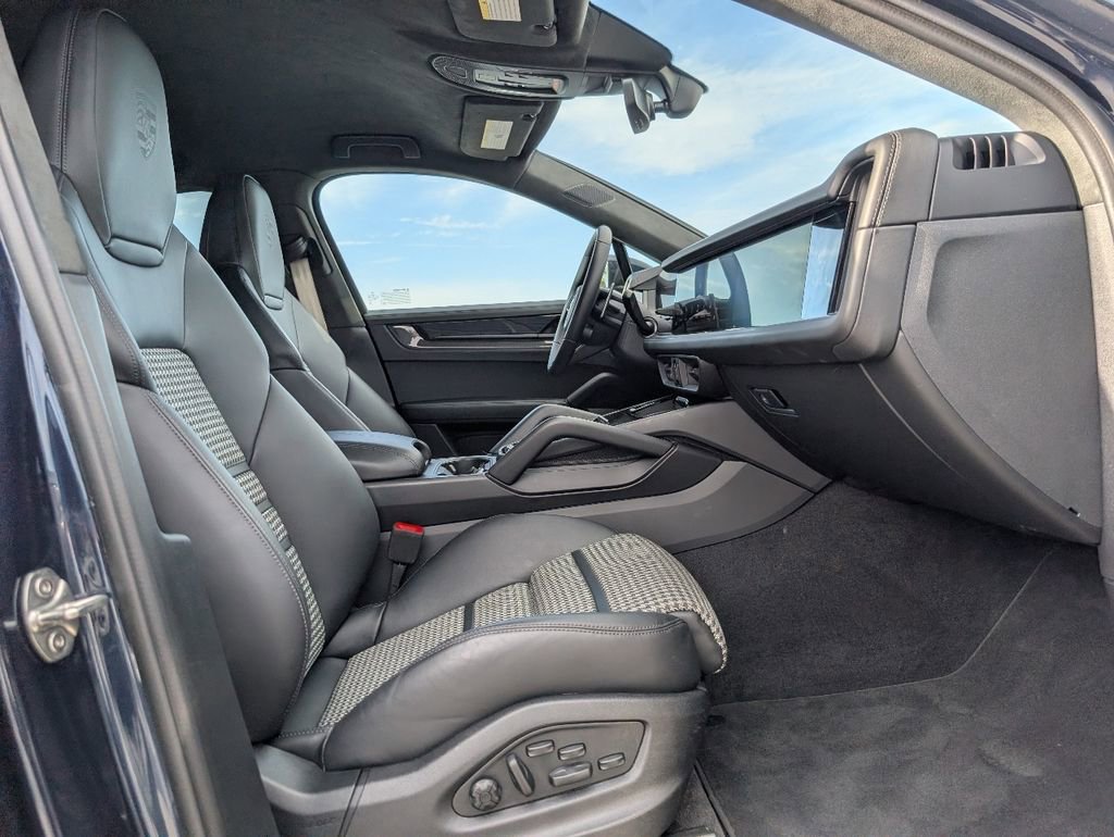Certified 2025 Porsche Cayenne GTS image 17