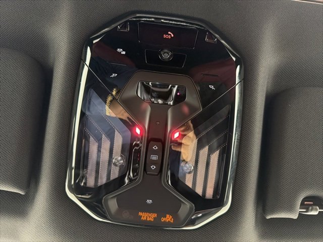 Used 2025 BMW 740i xDrive w/ Premium Package image 29