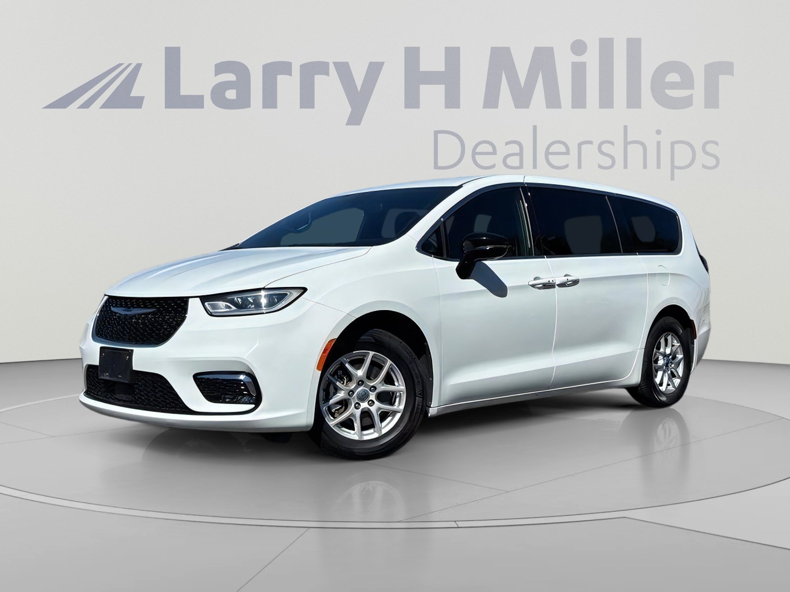 Used 2025 Chrysler Pacifica Select FWD image 2