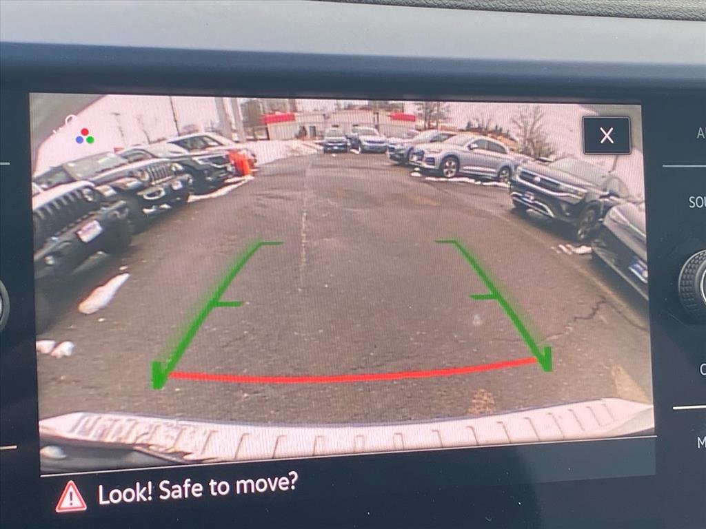 Used 2023 Volkswagen Taos SE w/ Panoramic Sunroof Package image 16