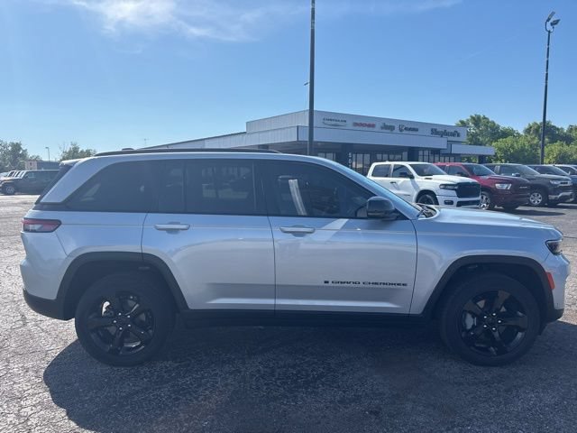 Used 2023 Jeep Grand Cherokee Limited w/ Luxury Tech Group II AWD/4WD image 6