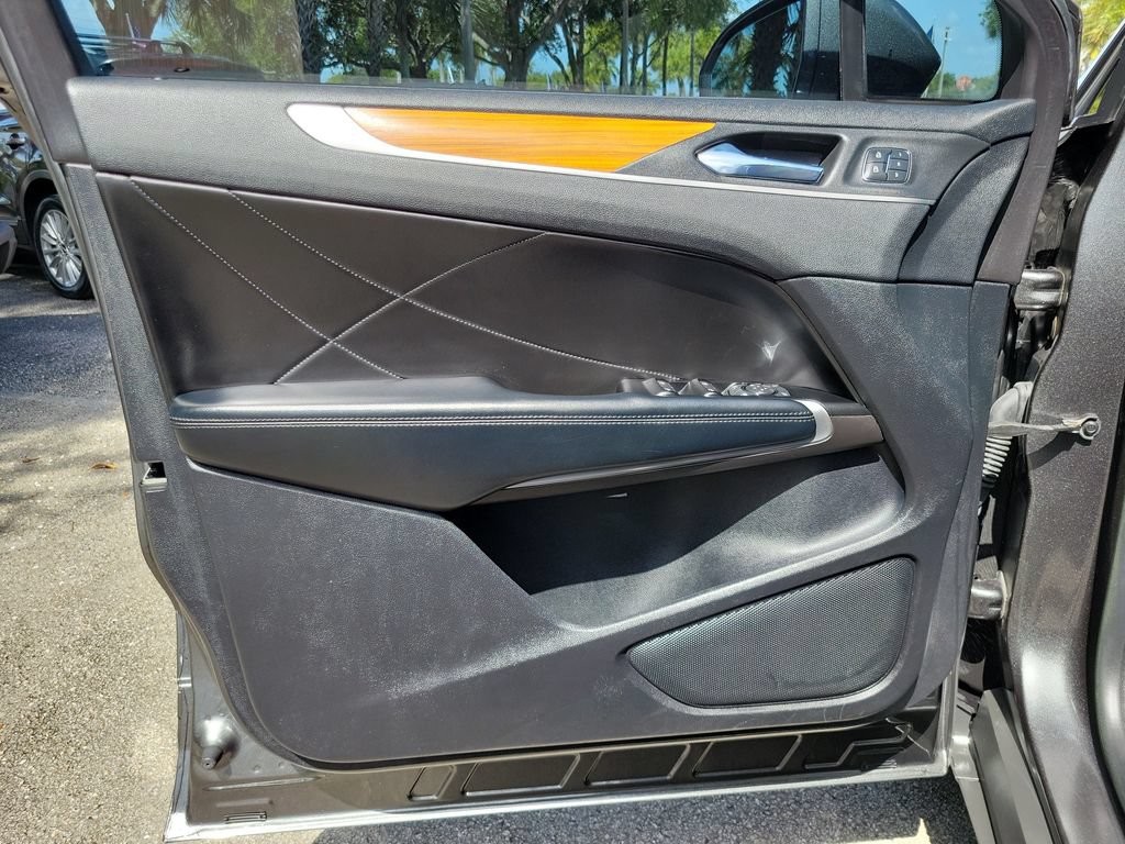 Used 2019 Lincoln MKC Select w/ Select Plus Package FWD image 12
